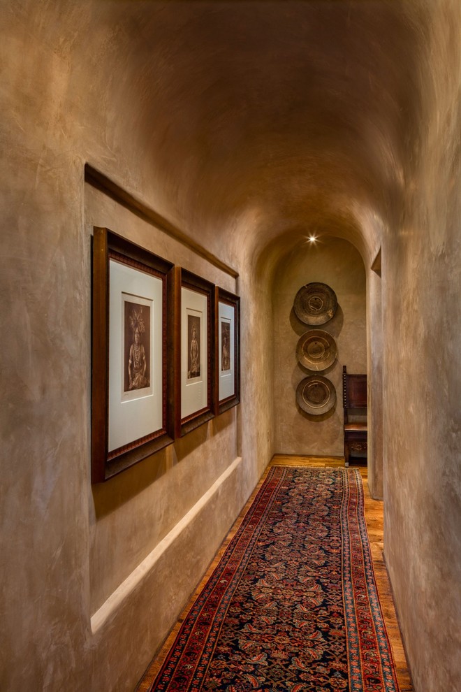 Immagine di un ingresso o corridoio stile americano con pavimento in legno massello medio
