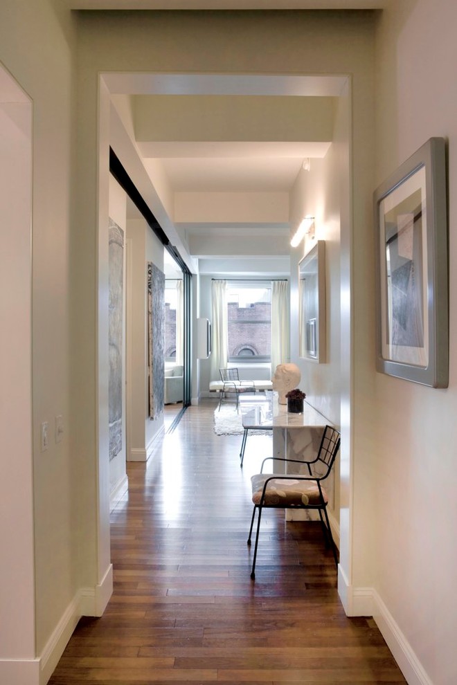 Ispirazione per un ingresso o corridoio minimalista di medie dimensioni con pareti bianche e pavimento in legno massello medio