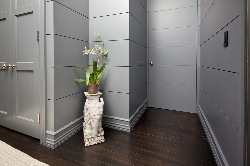 Источник вдохновения для домашнего уюта: коридор среднего размера в современном стиле с серыми стенами и темным паркетным полом