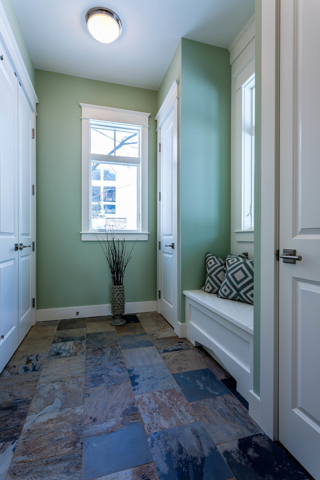 Cette photo montre un petit couloir chic avec un mur vert et un sol en ardoise.