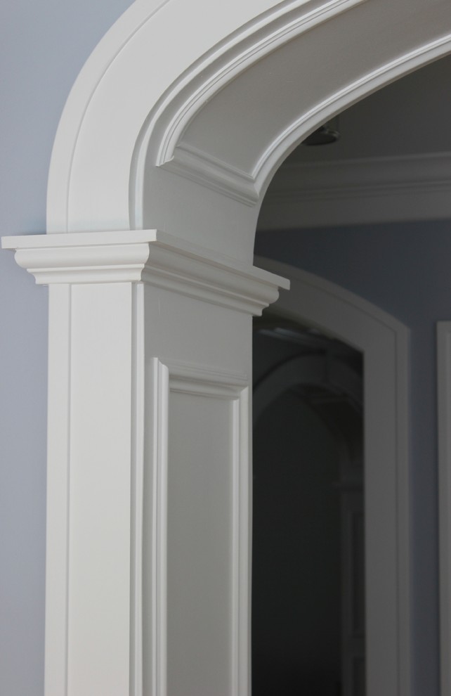 Стильный дизайн: коридор среднего размера в классическом стиле с синими стенами, темным паркетным полом, коричневым полом и панелями на стенах - последний тренд