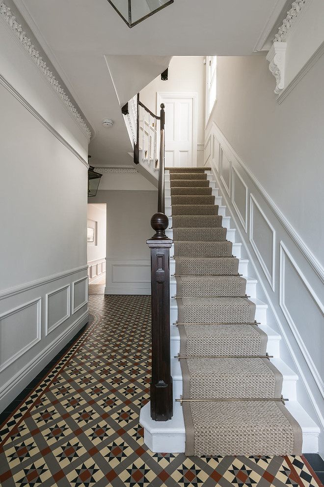 Foto de recibidores y pasillos clásicos de tamaño medio con paredes blancas y suelo de baldosas de cerámica