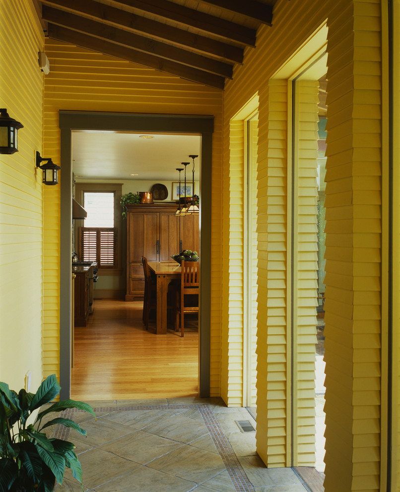 Пример оригинального дизайна: коридор в стиле кантри с желтыми стенами