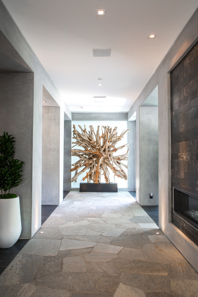 Свежая идея для дизайна: коридор среднего размера в современном стиле с серыми стенами, полом из известняка и серым полом - отличное фото интерьера