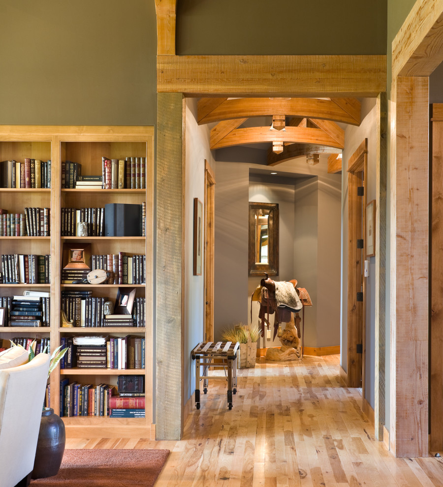 Inspiration pour un couloir chalet avec un mur vert et un sol en bois brun.