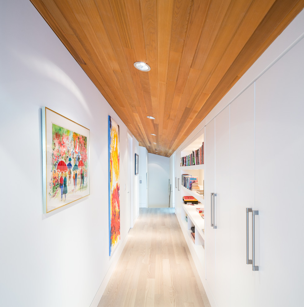 Kleiner Moderner Flur mit weißer Wandfarbe und hellem Holzboden in Vancouver
