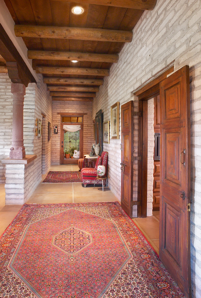 Стильный дизайн: коридор среднего размера в стиле рустика с бетонным полом, серыми стенами и бежевым полом - последний тренд