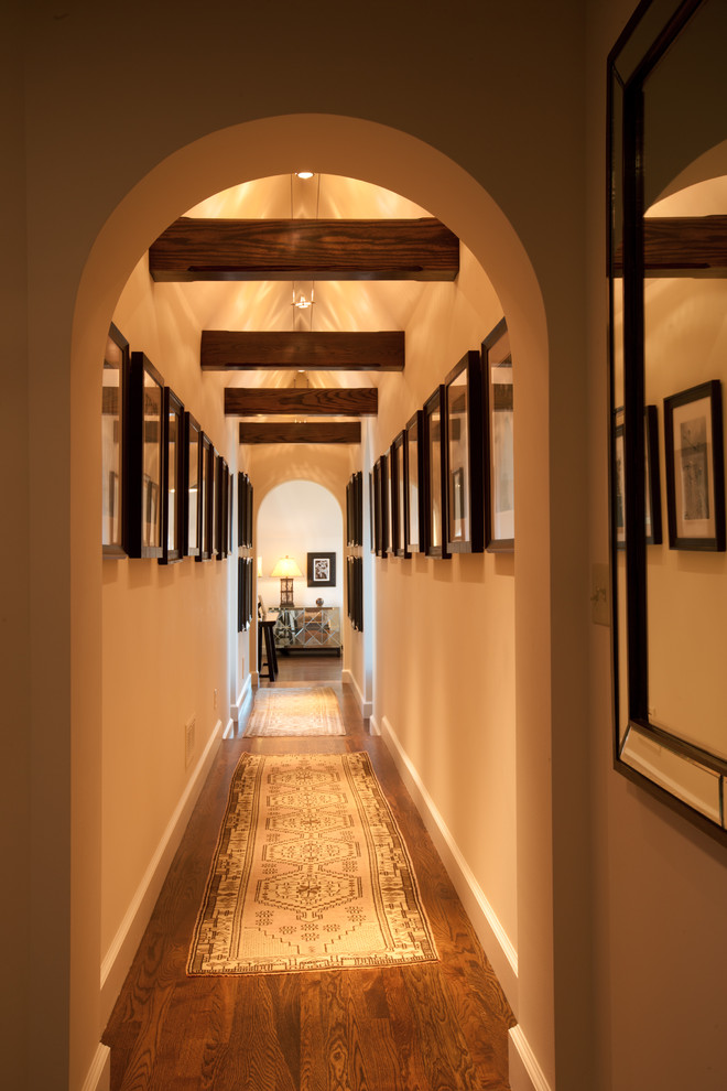 Imagen de recibidores y pasillos clásicos con iluminación