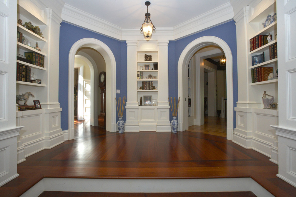Großer Klassischer Flur mit blauer Wandfarbe und dunklem Holzboden in New York