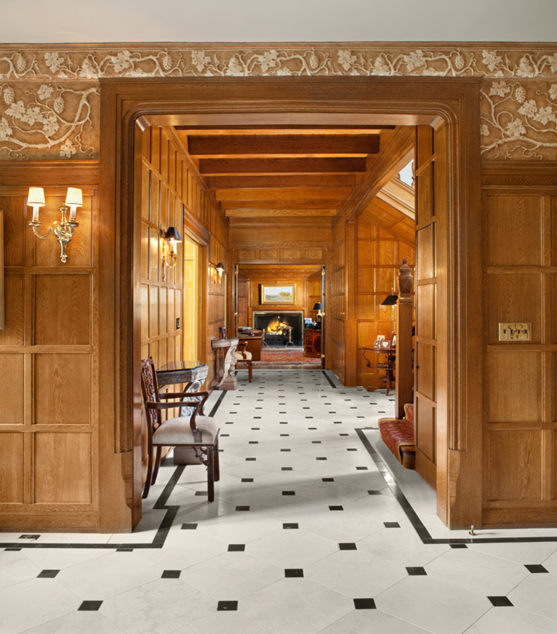 クリーブランドにある広いトラディショナルスタイルのおしゃれな廊下 (大理石の床) の写真
