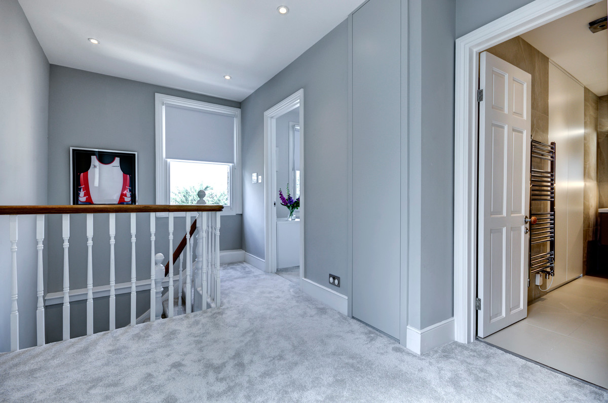 Свежая идея для дизайна: коридор среднего размера в современном стиле с серыми стенами, ковровым покрытием и серым полом - отличное фото интерьера