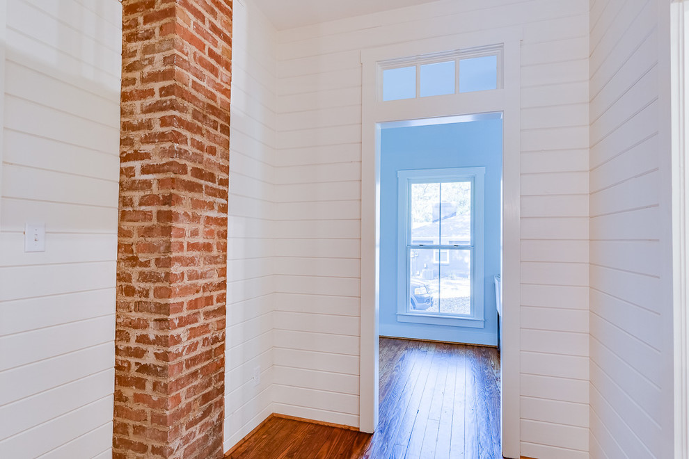 Landhaus Flur mit weißer Wandfarbe und braunem Holzboden in Louisville