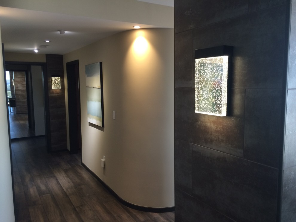 Imagen de recibidores y pasillos minimalistas de tamaño medio con paredes beige y suelo de madera en tonos medios