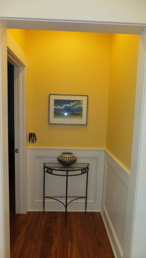 Идея дизайна: коридор среднего размера в классическом стиле с желтыми стенами и паркетным полом среднего тона