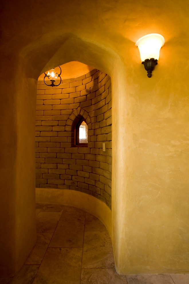 Diseño de recibidores y pasillos mediterráneos con paredes beige