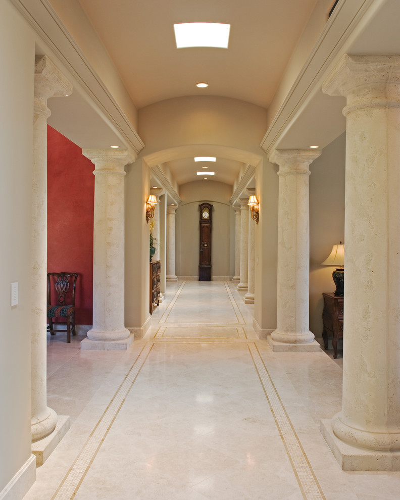 Ispirazione per un ingresso o corridoio mediterraneo con pareti multicolore, pavimento in marmo e pavimento bianco