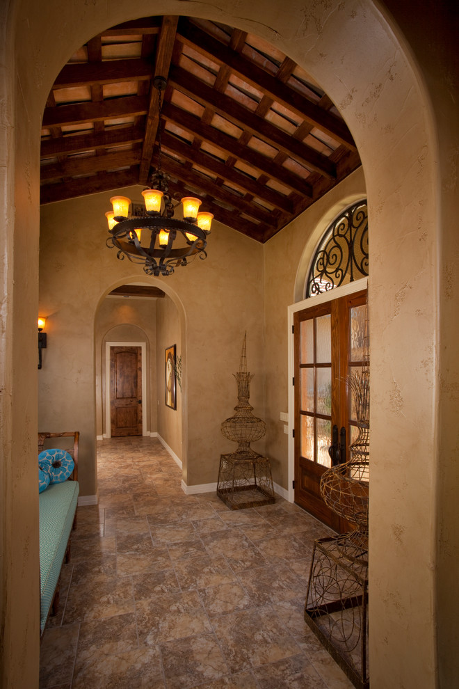 Foto de recibidores y pasillos mediterráneos con paredes beige