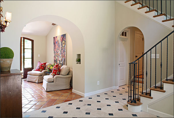 Пример оригинального дизайна: большой коридор в средиземноморском стиле с бежевыми стенами и полом из керамической плитки