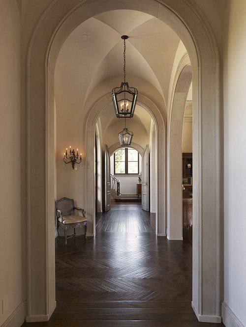 Ispirazione per un grande ingresso o corridoio mediterraneo con pareti beige, parquet scuro e pavimento marrone