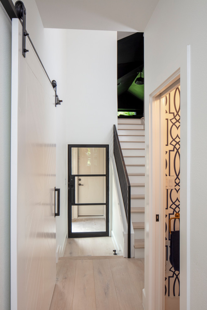 Modelo de recibidores y pasillos tradicionales renovados de tamaño medio con paredes blancas, suelo de madera clara y suelo beige