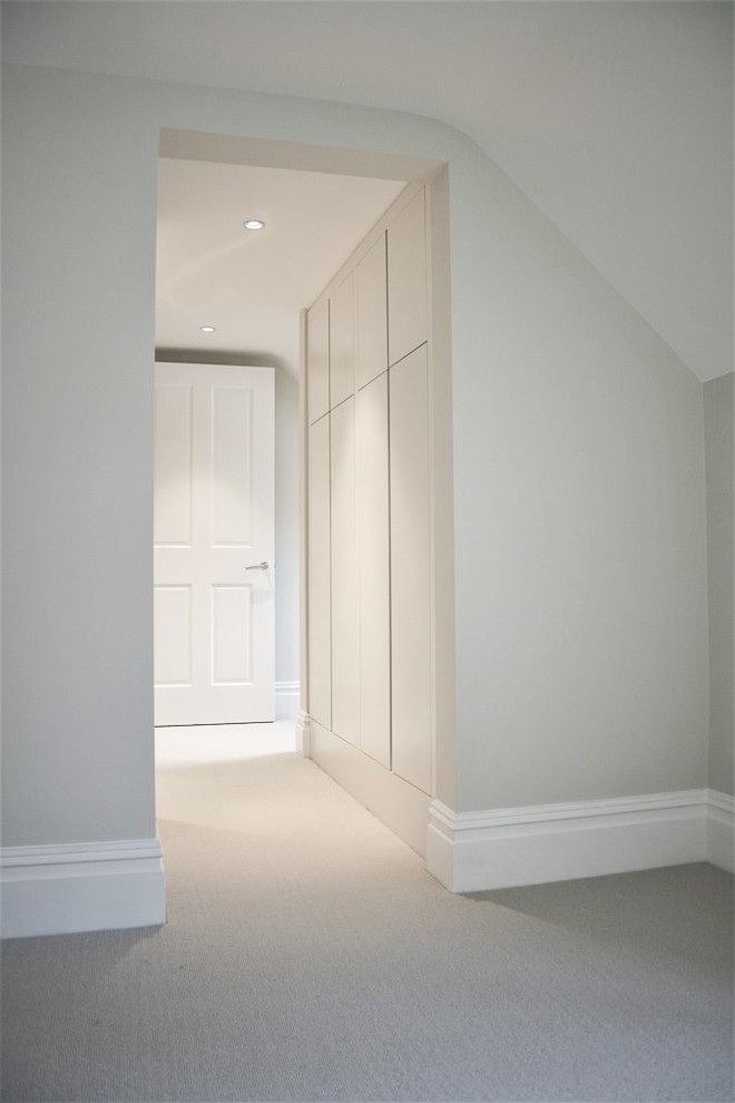 Kleiner Moderner Flur mit grauer Wandfarbe, Teppichboden und grauem Boden in London