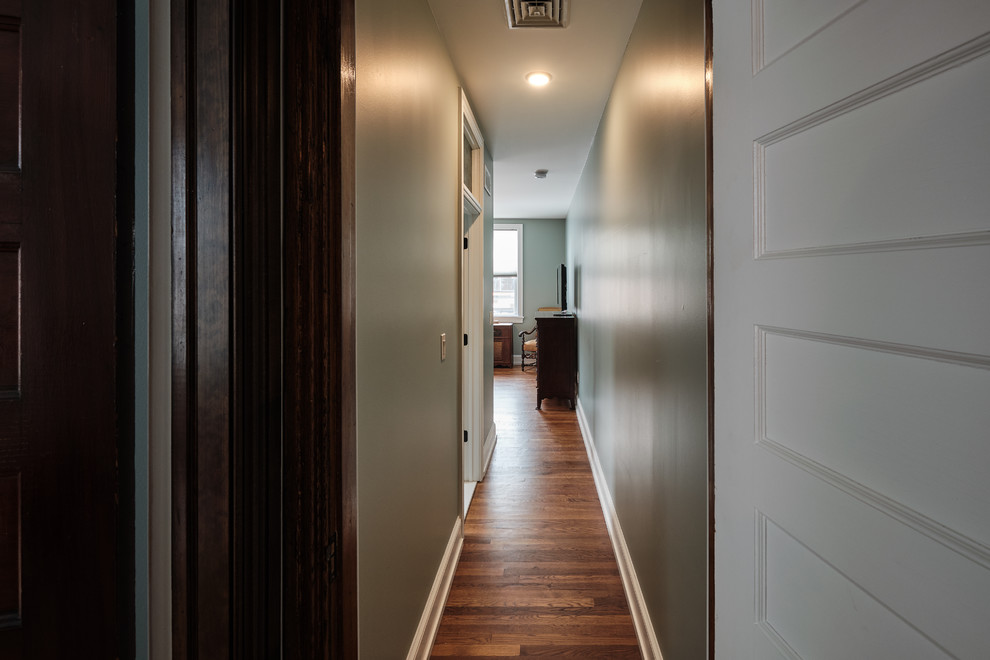 Diseño de recibidores y pasillos bohemios pequeños con paredes grises, suelo de madera en tonos medios y suelo marrón