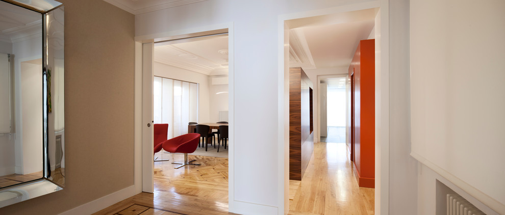 Свежая идея для дизайна: коридор в стиле модернизм - отличное фото интерьера