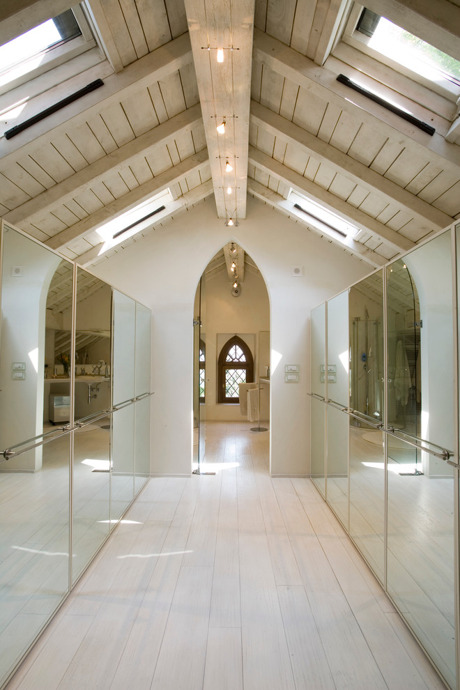 Foto de recibidores y pasillos clásicos grandes con paredes blancas y suelo de madera clara