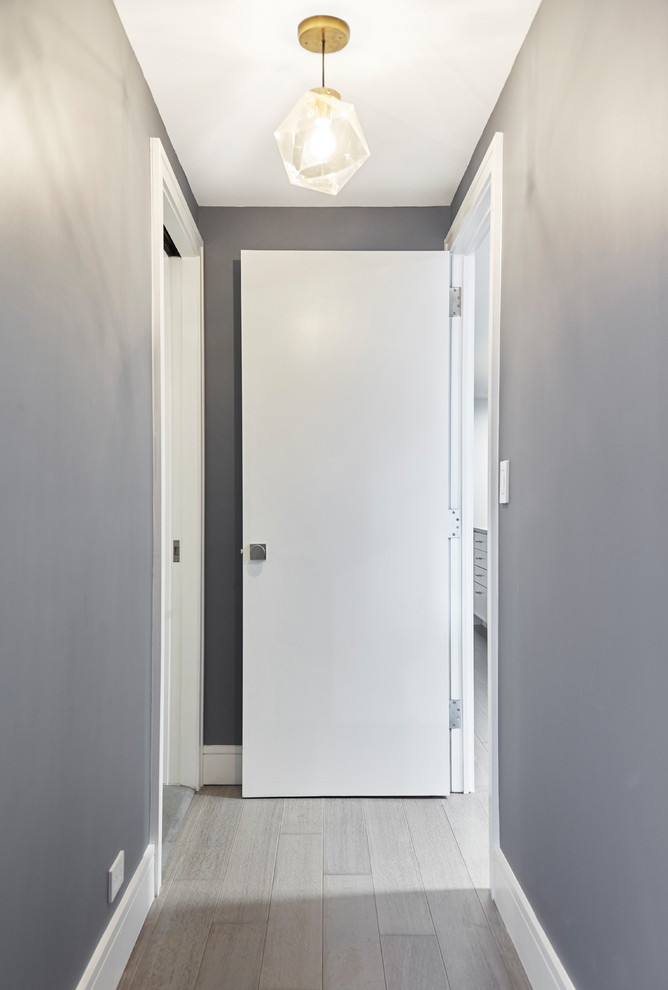 Стильный дизайн: маленький коридор в современном стиле с серыми стенами и светлым паркетным полом для на участке и в саду - последний тренд