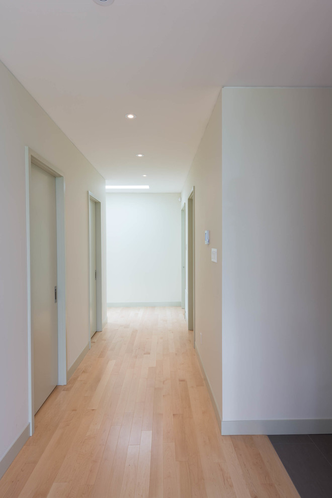 Mittelgroßer Moderner Flur mit weißer Wandfarbe und hellem Holzboden in Toronto