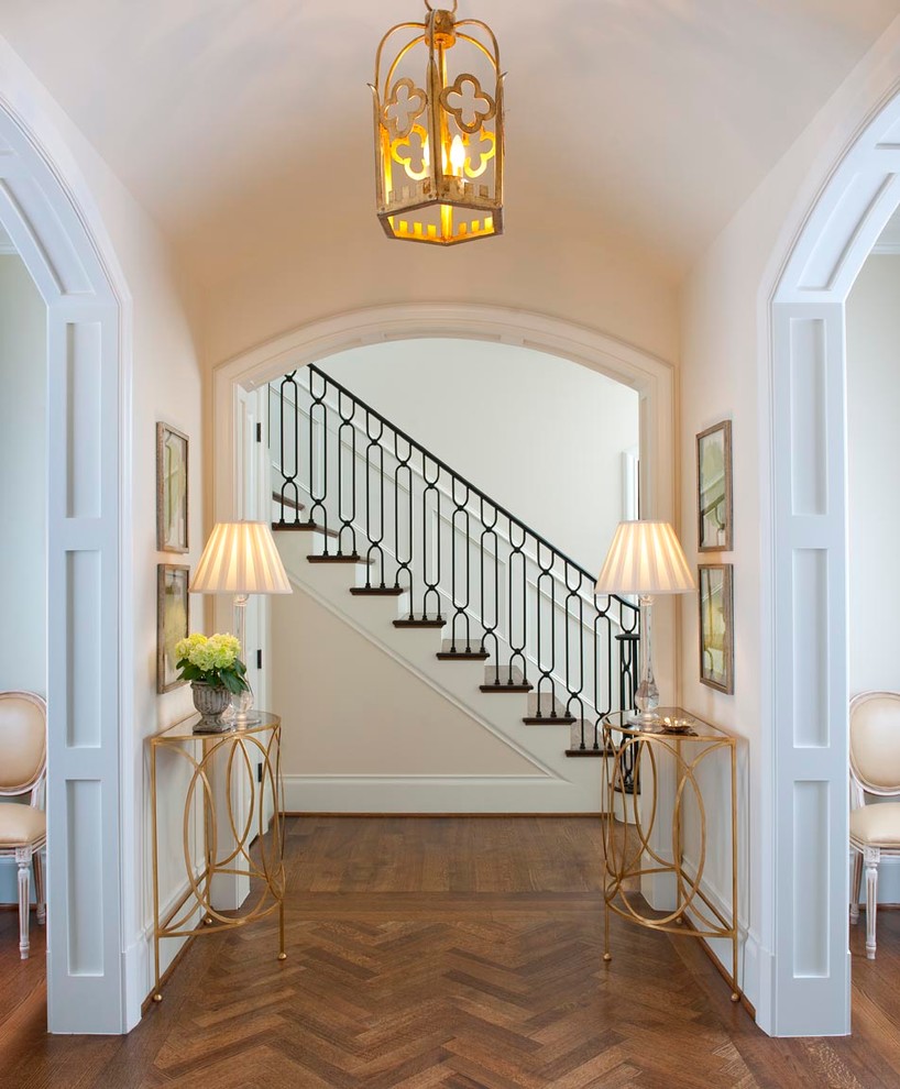 Стильный дизайн: коридор: освещение в классическом стиле с белыми стенами, паркетным полом среднего тона и коричневым полом - последний тренд