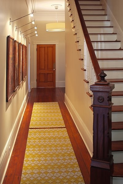 Стильный дизайн: маленький коридор в классическом стиле с бежевыми стенами и паркетным полом среднего тона для на участке и в саду - последний тренд
