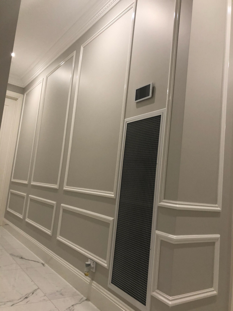 Свежая идея для дизайна: коридор в классическом стиле с панелями на стенах - отличное фото интерьера