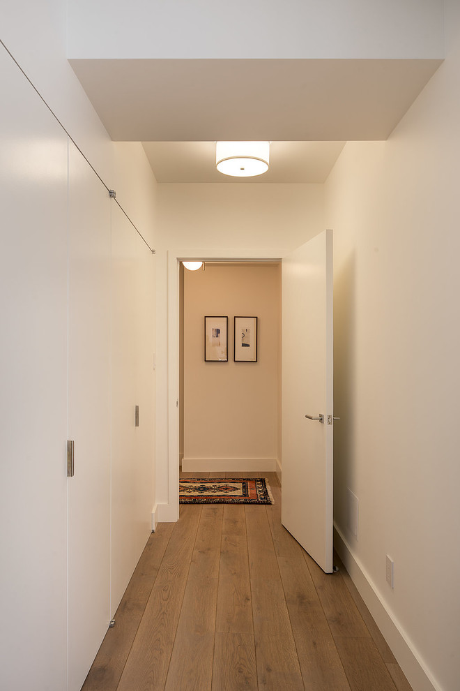 Пример оригинального дизайна: маленький коридор в современном стиле для на участке и в саду
