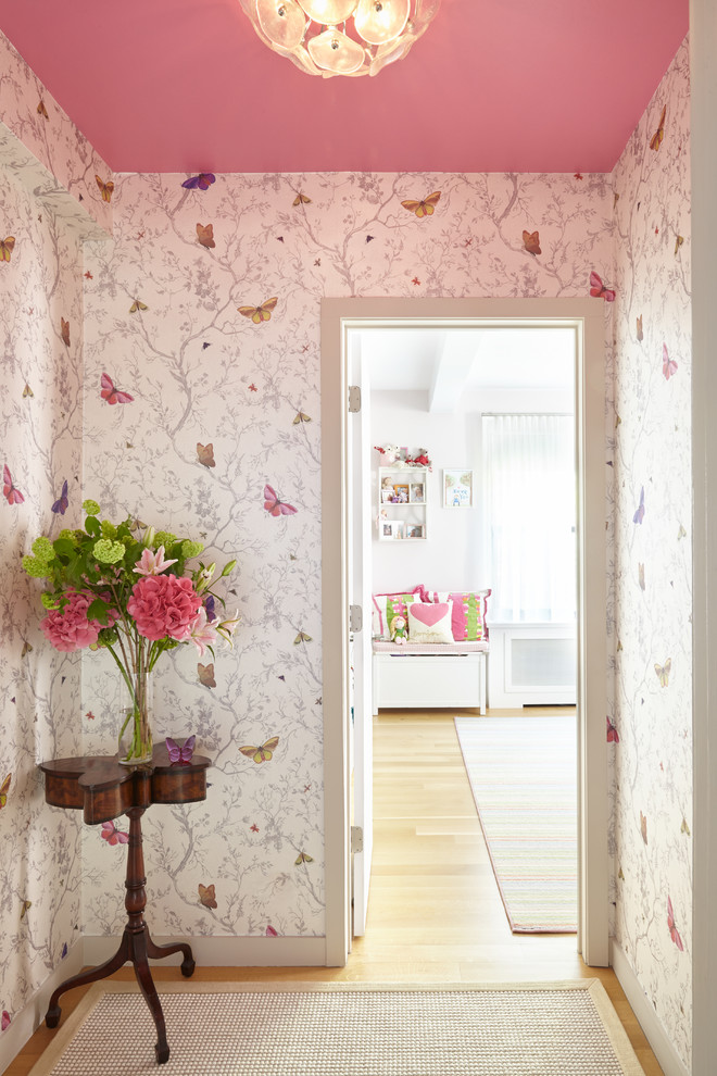 На фото: коридор среднего размера в стиле шебби-шик с розовыми стенами и светлым паркетным полом