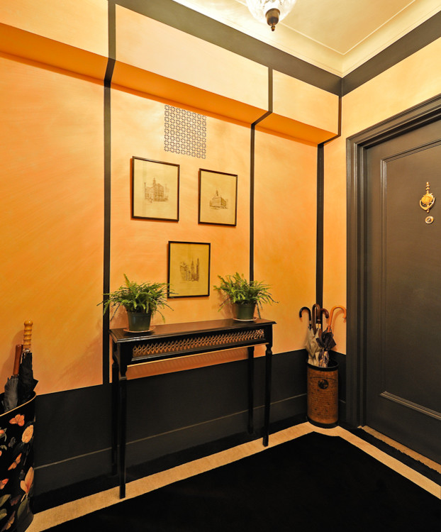 Idee per un piccolo ingresso o corridoio classico con pareti arancioni e moquette