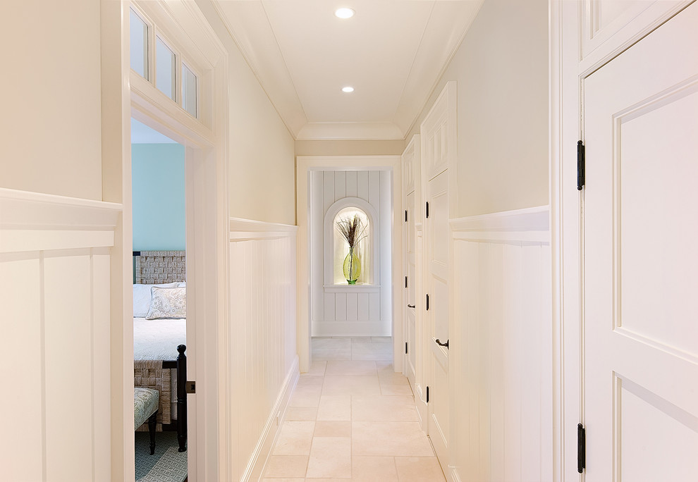 Идея дизайна: коридор в морском стиле с белыми стенами и полом из травертина