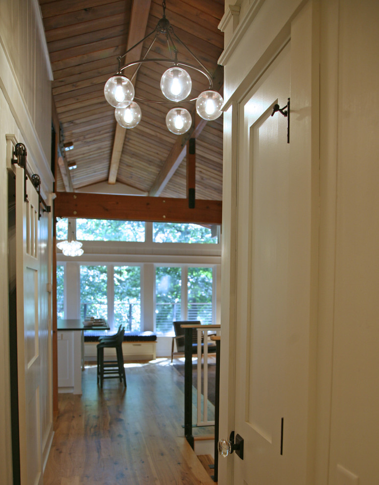 Идея дизайна: коридор среднего размера в стиле фьюжн с белыми стенами и светлым паркетным полом
