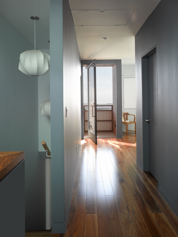 Стильный дизайн: коридор в стиле модернизм с серыми стенами и темным паркетным полом - последний тренд