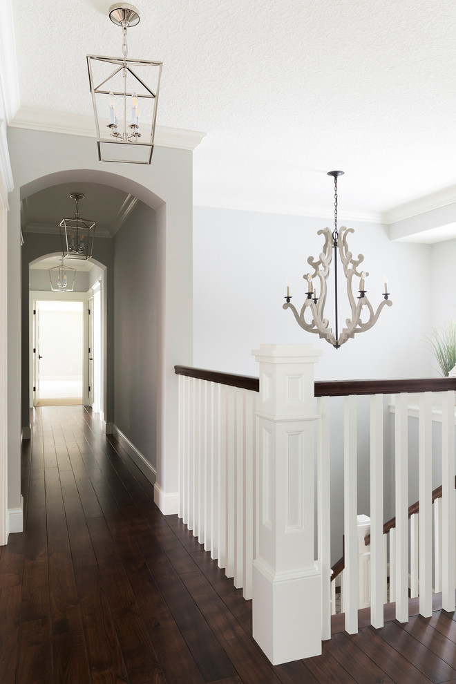 Источник вдохновения для домашнего уюта: коридор в классическом стиле с серыми стенами, темным паркетным полом и коричневым полом
