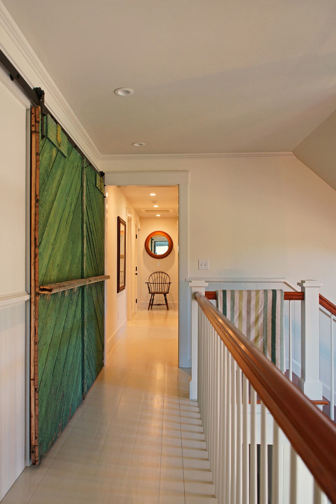 Пример оригинального дизайна: огромный коридор в стиле кантри с белыми стенами и деревянным полом