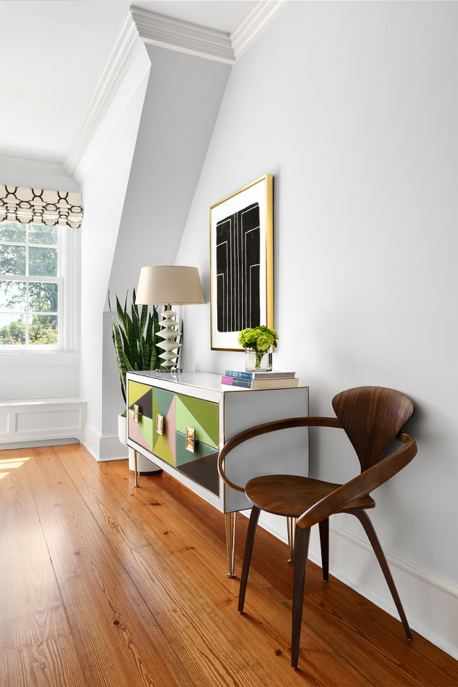 Kleiner Moderner Flur mit weißer Wandfarbe und braunem Holzboden in New York
