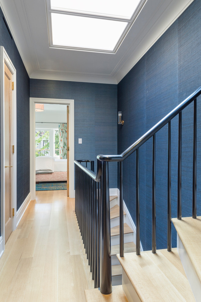 Diseño de recibidores y pasillos contemporáneos de tamaño medio con paredes azules, suelo de madera clara y suelo beige