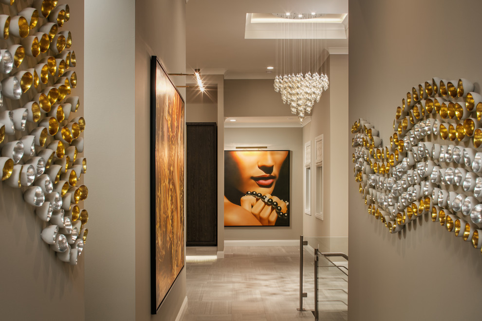 На фото: коридор: освещение в стиле неоклассика (современная классика) с серыми стенами и бежевым полом с