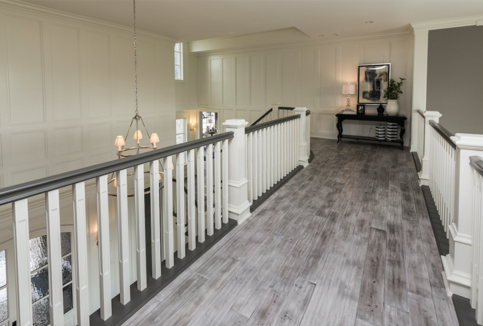 Источник вдохновения для домашнего уюта: коридор среднего размера в стиле неоклассика (современная классика) с серыми стенами и деревянным полом