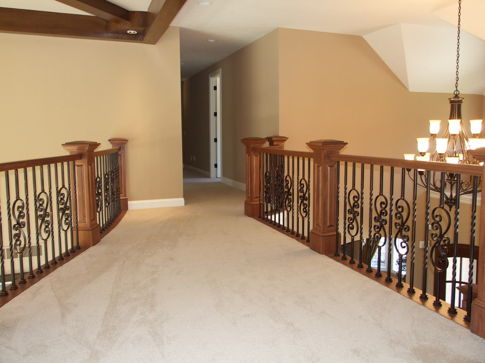 Exemple d'un très grand couloir craftsman avec un mur beige et moquette.