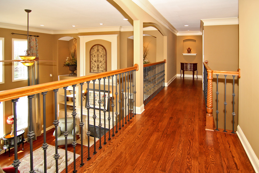 Imagen de recibidores y pasillos clásicos de tamaño medio con paredes beige y suelo de madera en tonos medios