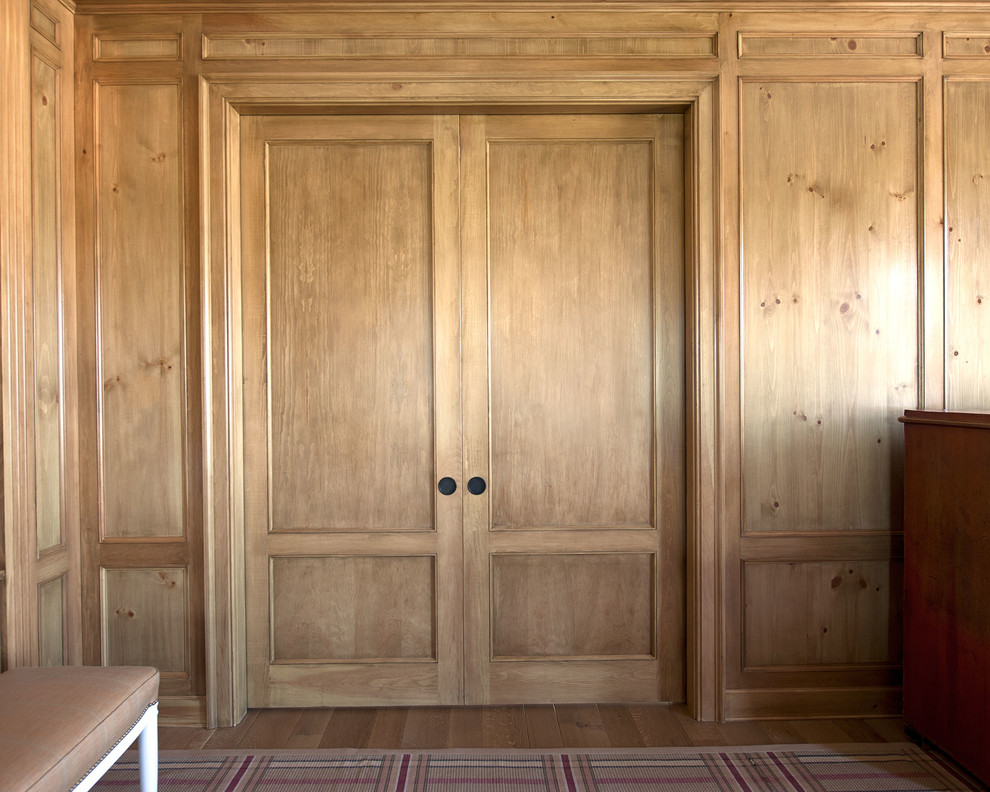 Diseño de recibidores y pasillos clásicos grandes con paredes beige y suelo de madera clara