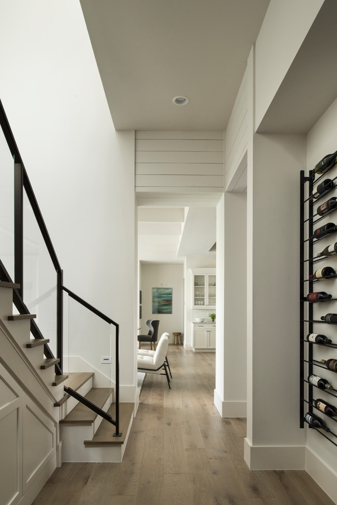 Стильный дизайн: коридор в стиле неоклассика (современная классика) с белыми стенами и коричневым полом - последний тренд