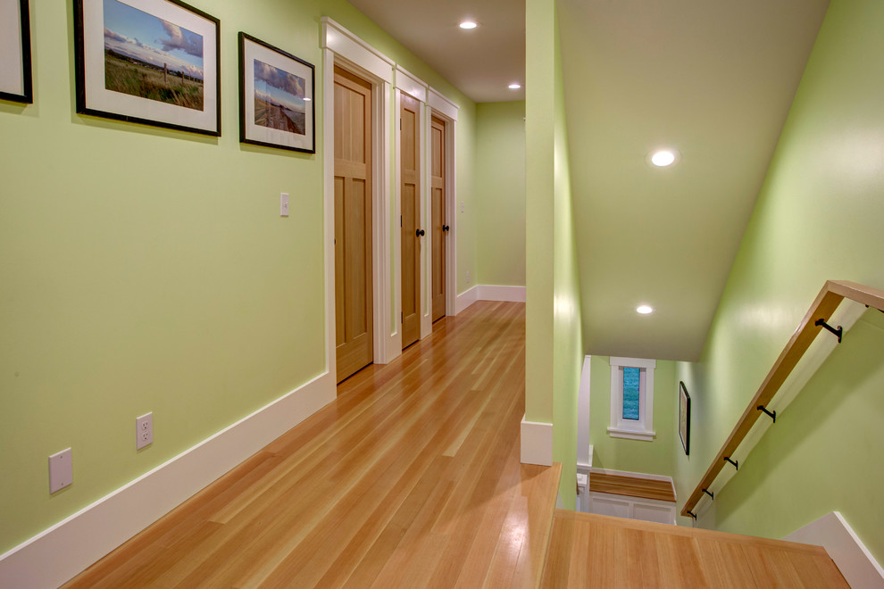 Ejemplo de recibidores y pasillos de estilo de casa de campo de tamaño medio con paredes verdes y suelo de madera en tonos medios